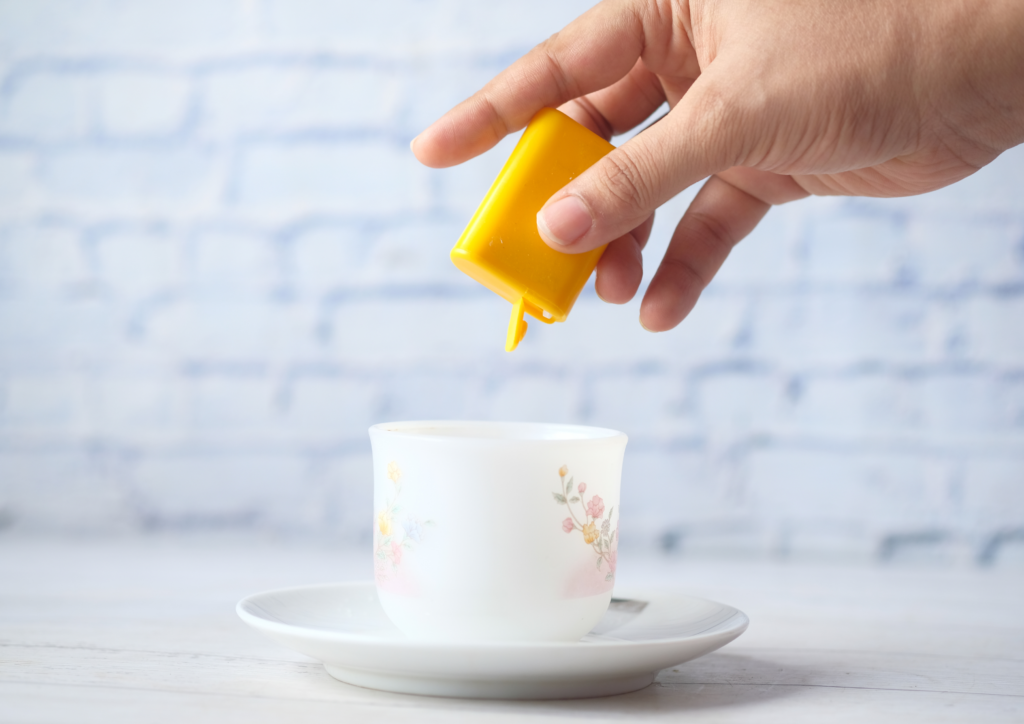Pour remplacer le sucre, souvent trop présent dans l’alimentation, de nombreuses personnes font le choix des édulcorants.