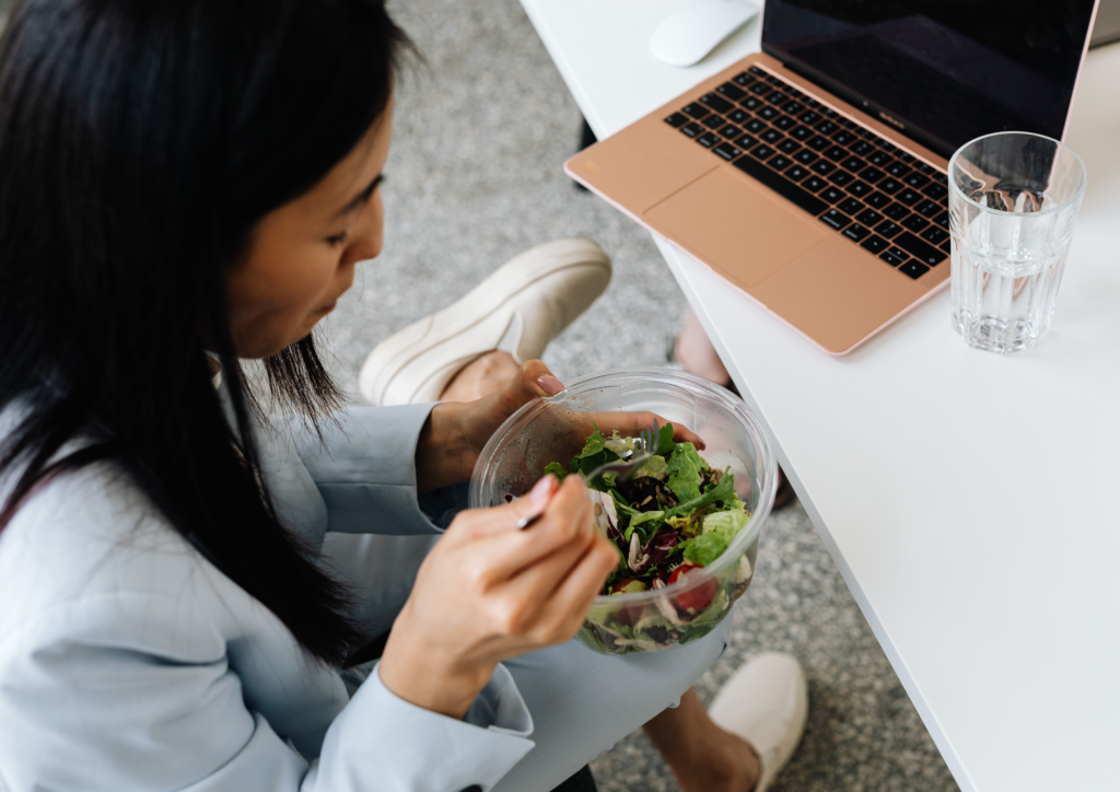 Pause déj’ au travail : astuces pour manger équilibré