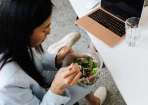 Pause déj’ au travail : astuces pour manger équilibré