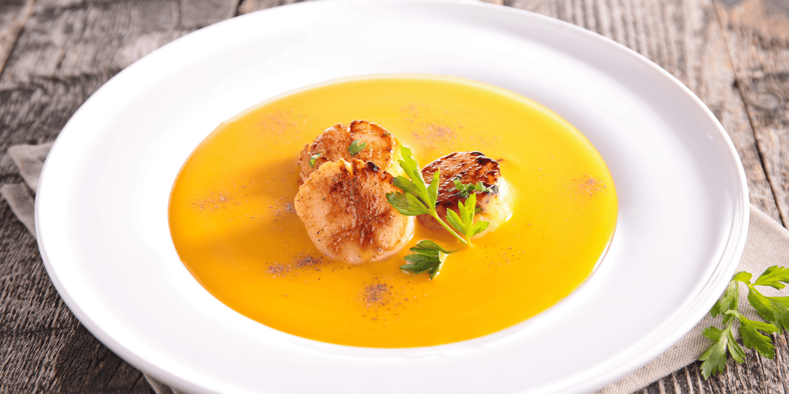 Visuel d'une soupe détox Velouté de courge aux noix de Saint-Jacques par LMP Santé LMP Santé
