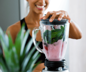 préparation d'un smoothie détox au blender